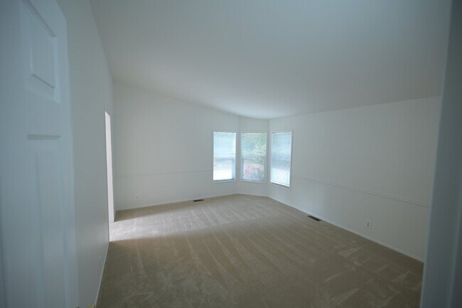 Building Photo - 3 bed 2 bath home in Diamond Point, w/ sho...