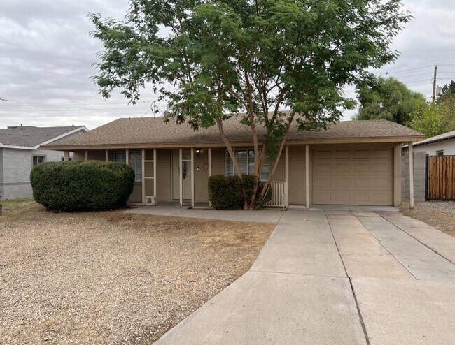 Foto del edificio - 2743 N Greenfield Rd