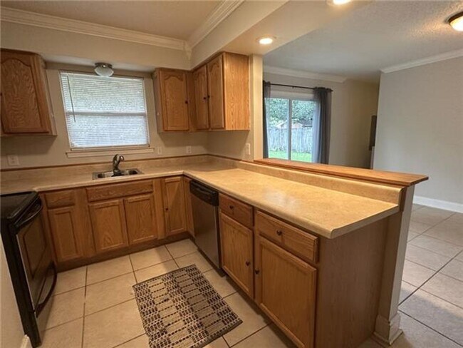 Foto del edificio - Three Bedroom, Two Bath