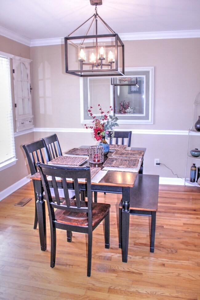 Foto del edificio - Beautiful home with Fenced Yard & Screened Porch!