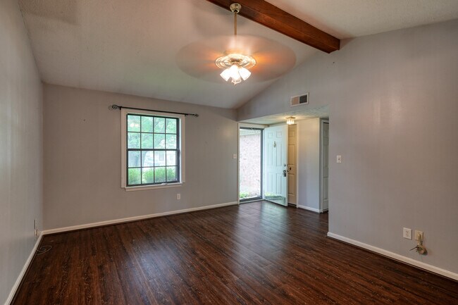 Foto del edificio - 6623 Holly Lake Dr
