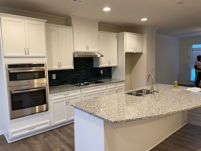 Building Photo - Fantastic 3BR/2.5BA Townhome located in Th...