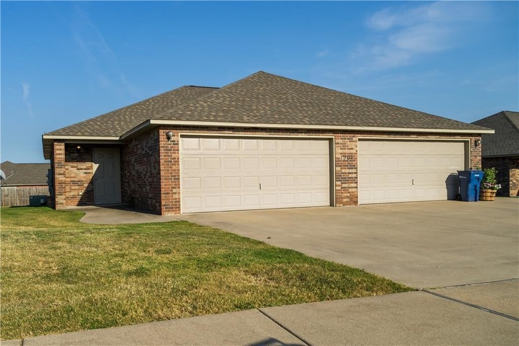 1901 N Wooddale Ct, Siloam Springs, AR 72761 Townhouse for Rent in
