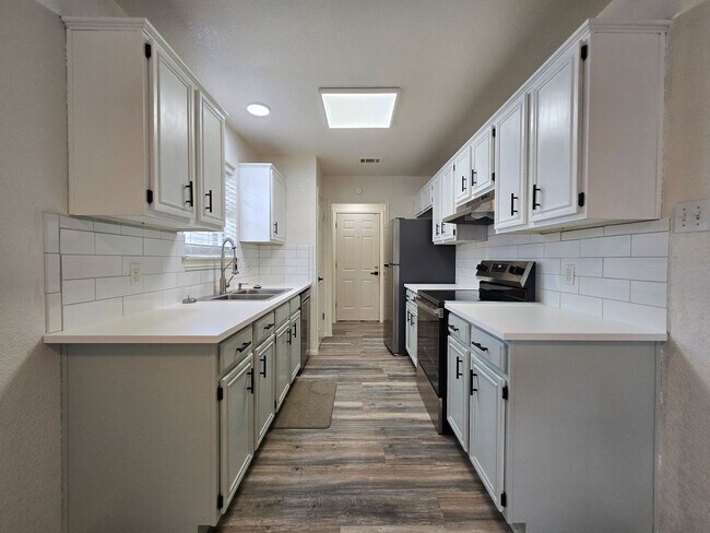 Foto del edificio - NEW IN MANAGEMENT - AVAILABLE NOW!