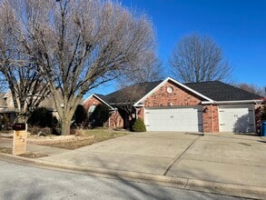 Building Photo - 603 Auburn St