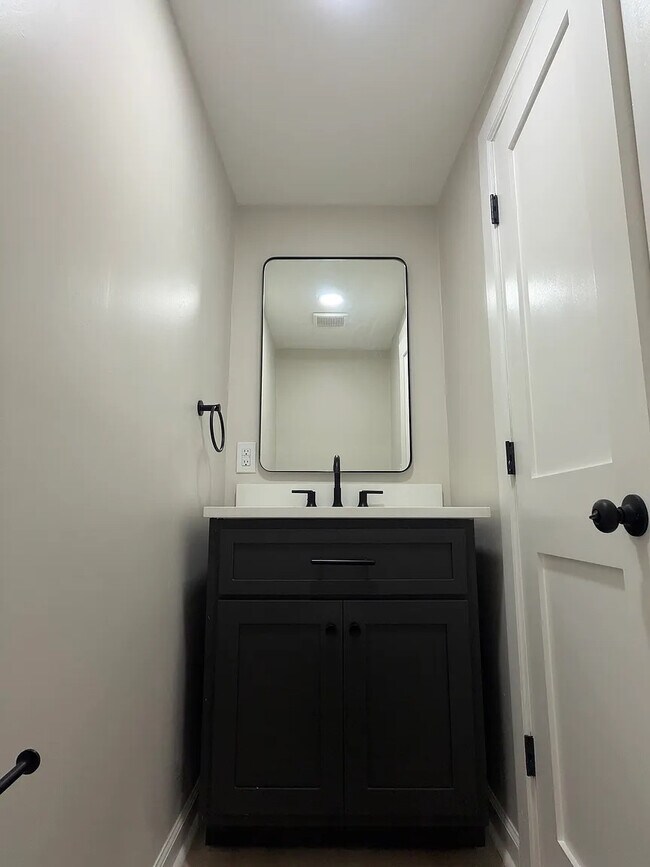 Foto del edificio - Room in Apartment on Comet Ives Ln