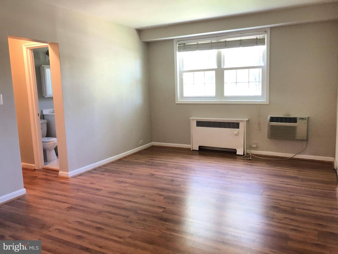 Foto principal - 223 S George Mason Dr