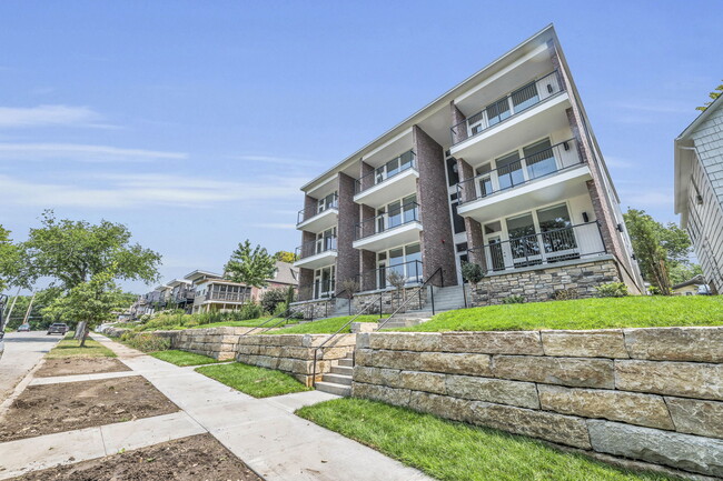 Building Photo - 3933 Kenwood Ave