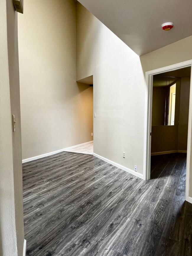 Building Photo - Cozy 2 Bedroom Townhouse Available in Colo...