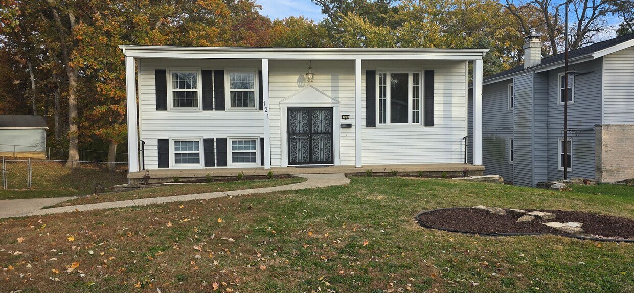 Primary Photo - South Shores Reverse Bi Level