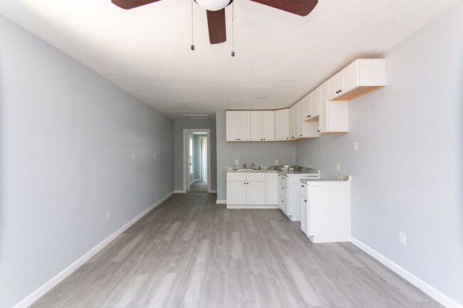 Building Photo - Completely Renovated 1 Bed/1Bath Duplex Av...