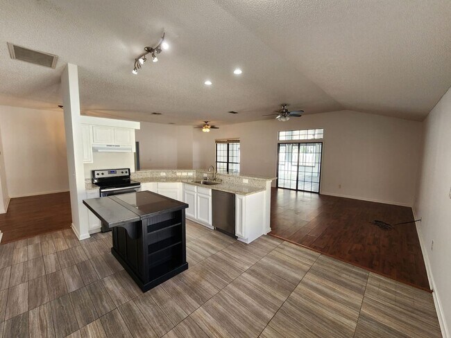 Foto del edificio - Beautiful 4 bedroom 2 bath Home