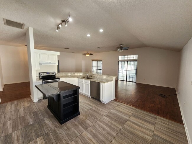 Building Photo - ***HOLIDAY SPECIAL NO RENT FOR DECEMBER*** Beautiful 4 bedroom 2 bath Home