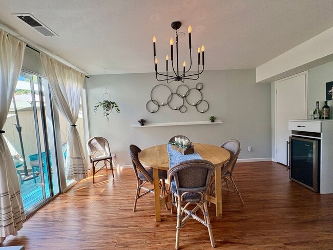 Building Photo - Gorgeous 3bd/1.5ba Parkhaven end-unit