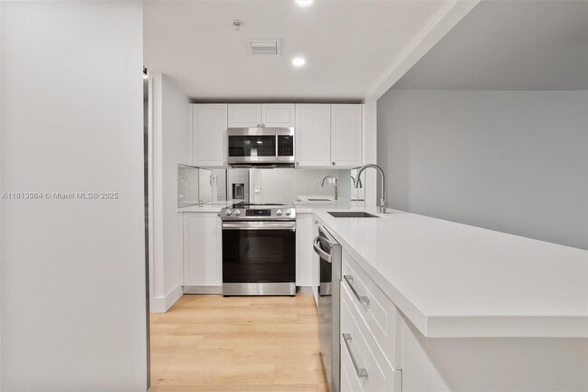 Foto del edificio - 555 NE 34th St