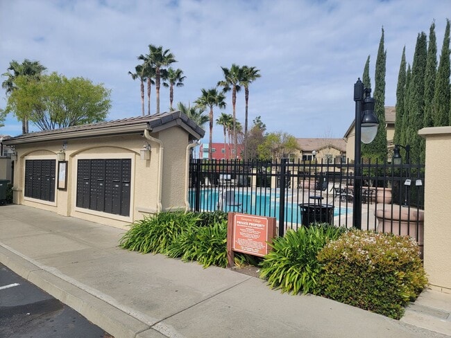 Building Photo - Adorable 3 bedroom 2.5 Bath Condo