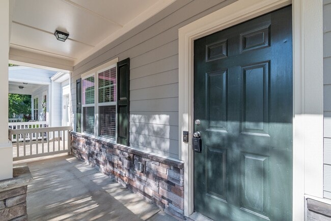 Building Photo - Freshly Renovated 4-Bedroom Home with Mode...