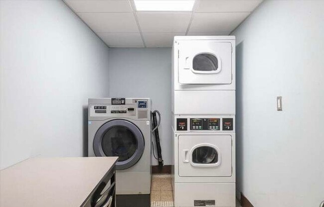 Building Photo - Colonial