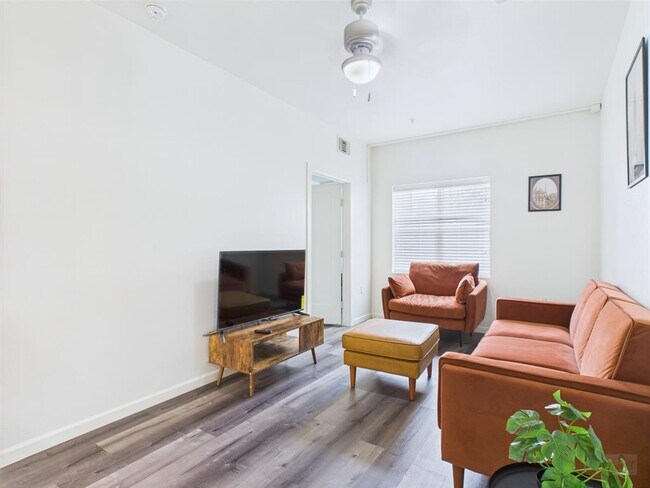 Building Photo - 911 W 22nd St