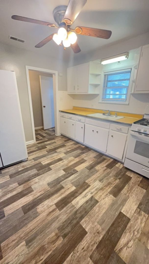 Foto del edificio - Spacious 2 Bedroom Home! Garage! Fenced in Backyard! Available Now!