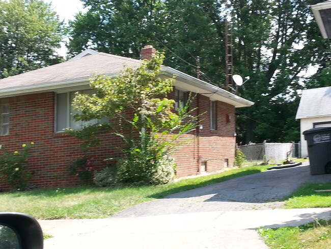 Building Photo - Nice 2 bedroom home in South Toledo with b...