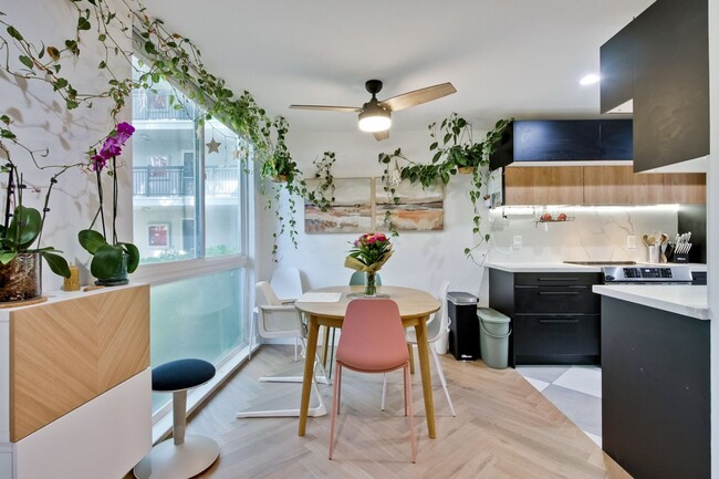 Foto del edificio - Ground Floor Remodeled 2 Bed 1 Bath Condo ...