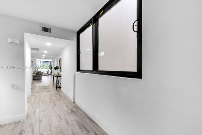 Building Photo - 121 Crandon Blvd