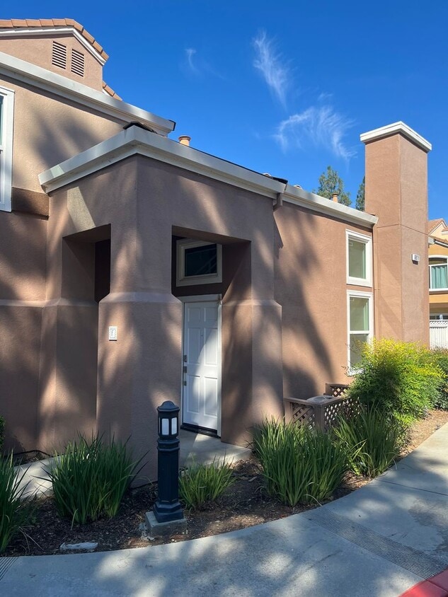 Foto principal - Beautifully Updated 3-Bedroom Townhome in ...
