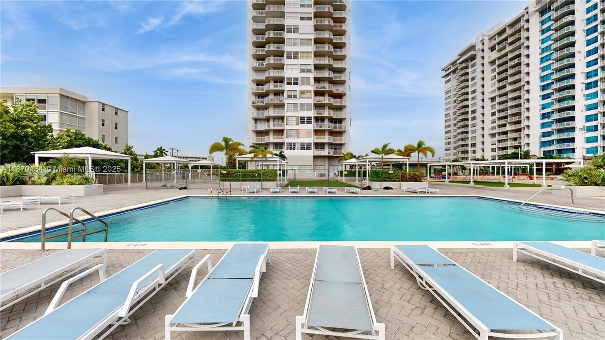 Foto principal - 18011 Biscayne Blvd