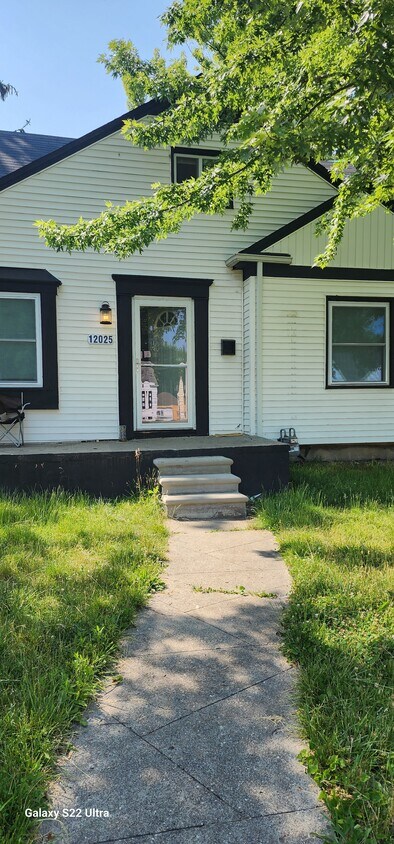 Front - 12025 Rossiter St