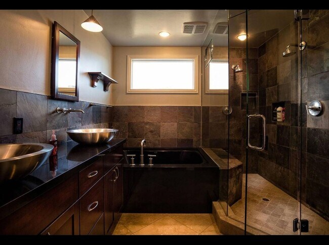 Foto del edificio - Amazing 3 Bedroom 1 Bathroom House High off street with Incredible views.