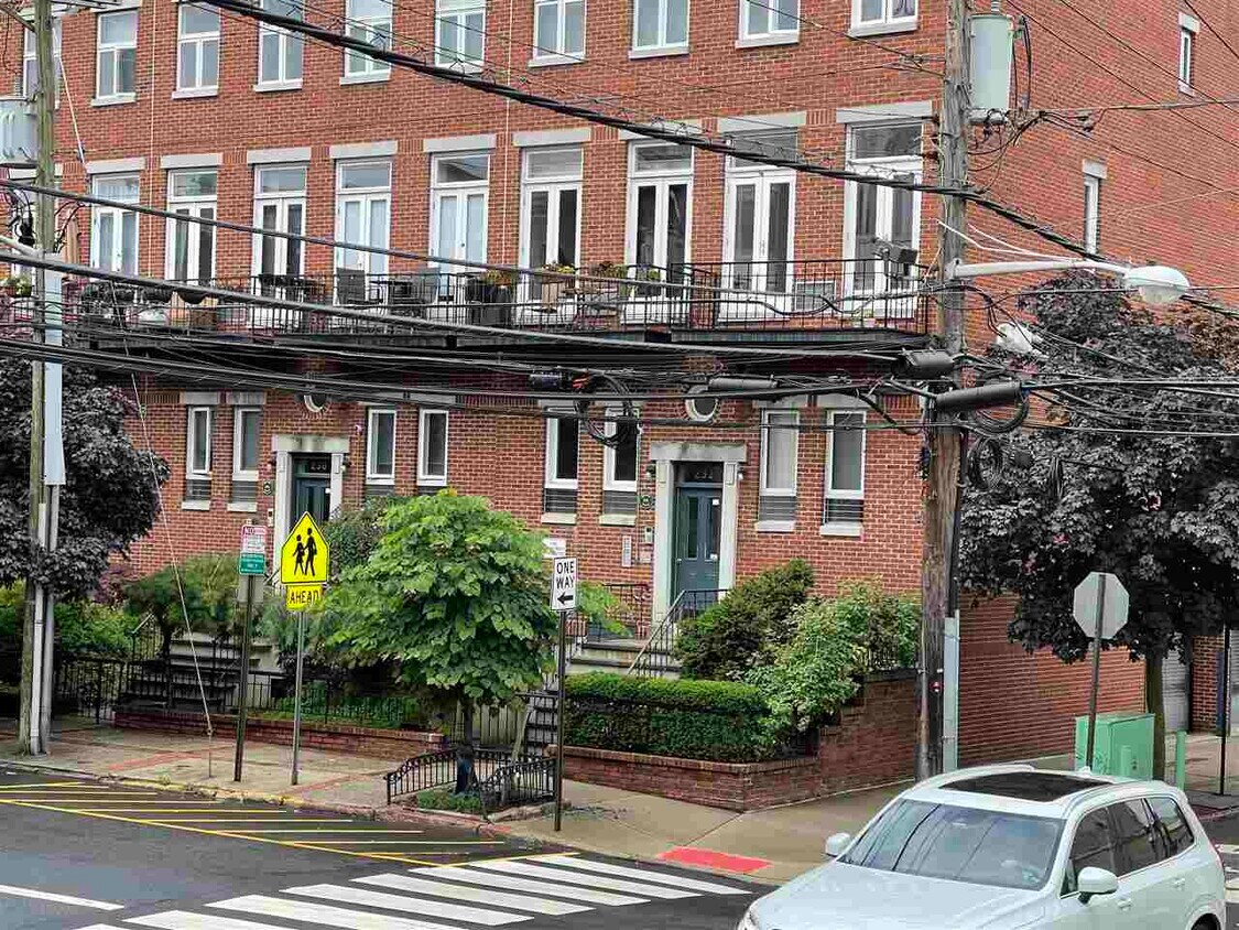 Primary Photo - 232 Monroe St