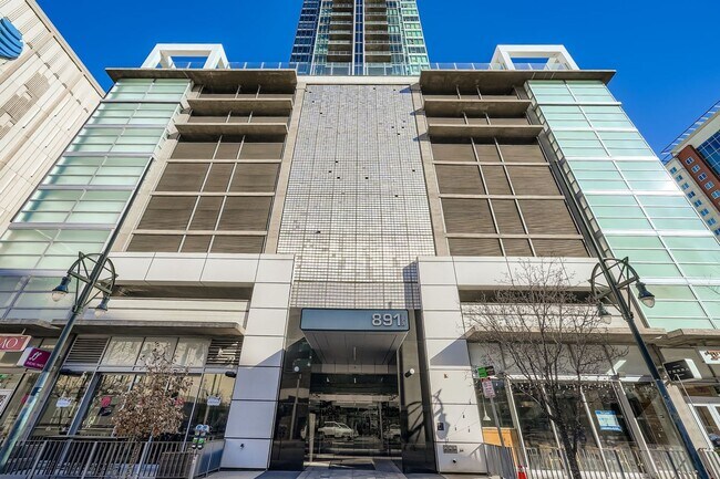 Foto del edificio - Elevated Downtown 2BDR Living | Mountain & City Views