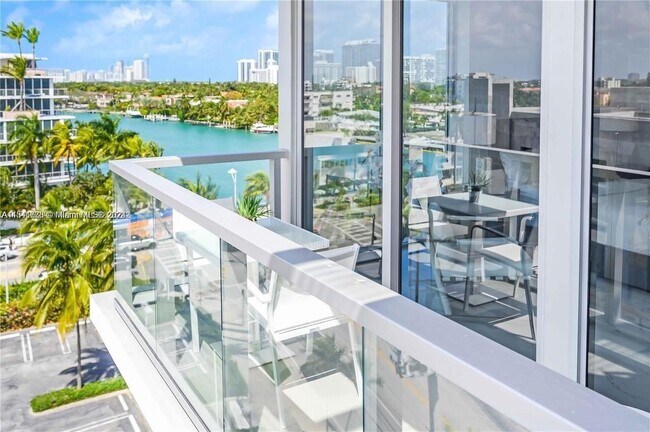 Foto del edificio - 9521 E Bay Harbor Dr