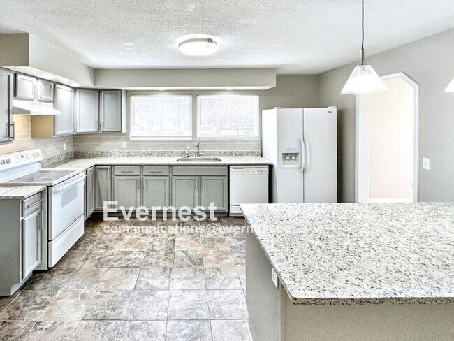 Foto del edificio - 3-Bedroom, 2-Bathroom Home with Convenient...