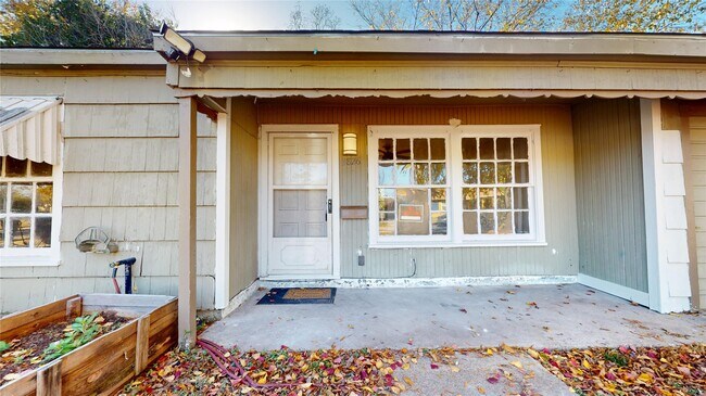 Foto del edificio - 3826 Landa Ln