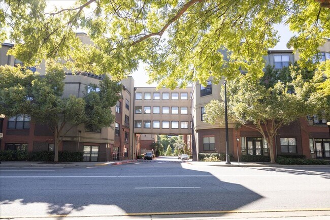 Foto del edificio - 2bd/2Ba Midtown Condo Perfect for Roommates w/ Pool and Gym!