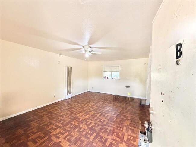 Foto del edificio - 6257 Manor Rd