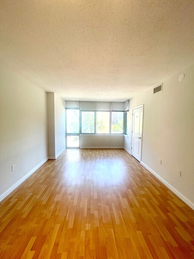 Foto del edificio - Fabulous location, Amazing 1BR condo with views
