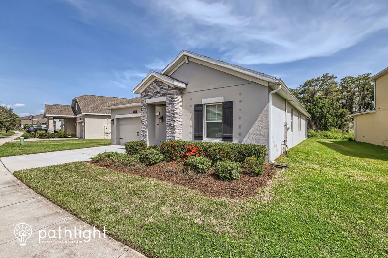 Foto principal - 2345 Crescent Moon St