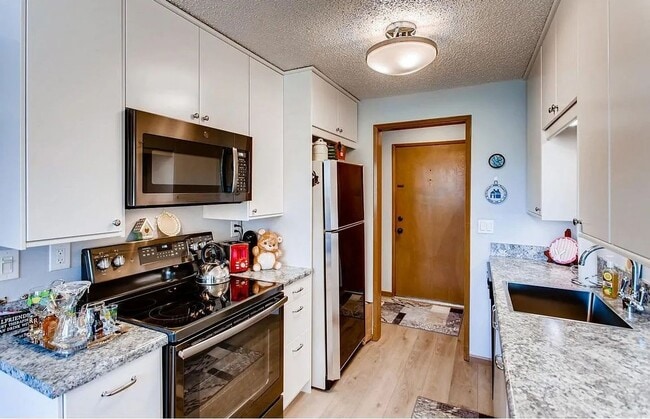 Building Photo - Top-Floor Gem – 2 Bed, 2 Full Bath, W/D, A...