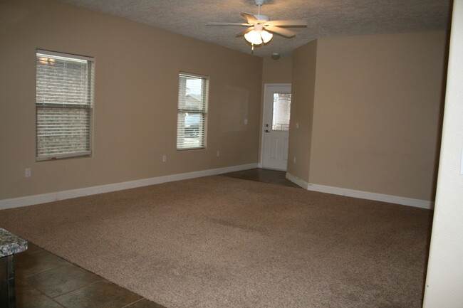 Foto del edificio - IMPRESSIVE HOME IN NEW SUBDIVISION NEAR HO...