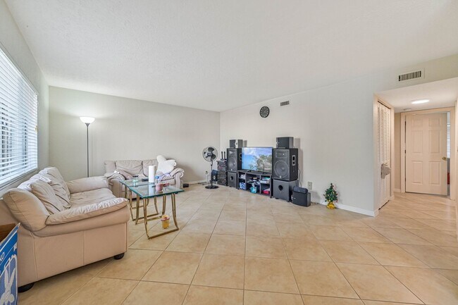 Foto del edificio - Available 5/10 -  Annual Condo Rental in South Naples