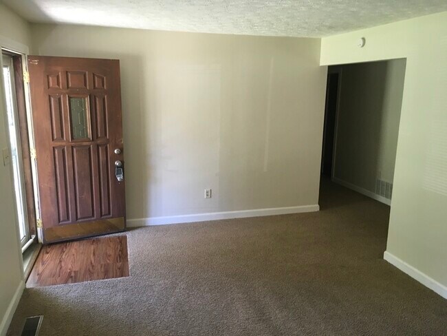 Building Photo - Wonderful Ranch with 4 bedrooms and 1 bath...