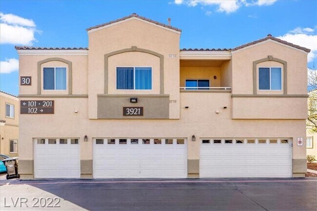 Building Photo - Gated community! 2 bedroom upstairs unit w...