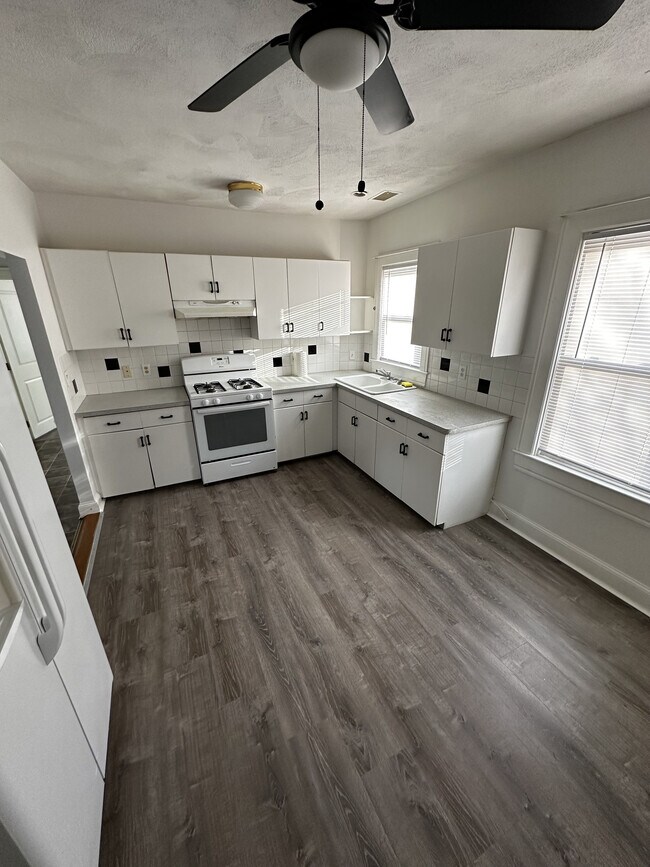 Kitchen - 92 Varley St