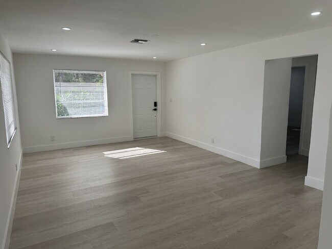 Foto del edificio - 2 bed 1 bath located in the desirable Edgewood neighborhood, just minutes from the marina, highwa...