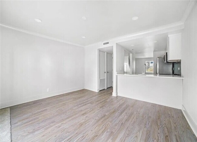 Building Photo - 2bedr 2bath Conveniently located in the Village