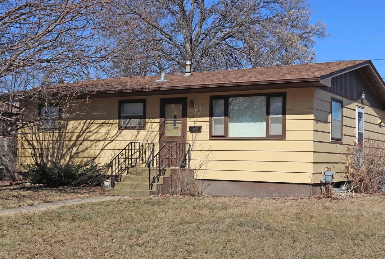 Foto principal - 4 bedroom 2 bathroom Single family home.