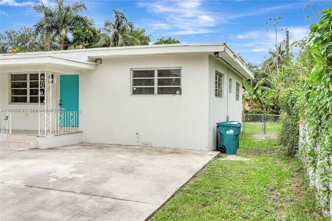 Foto del edificio - 1340 NW 102nd St